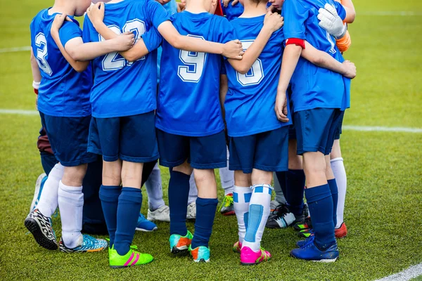 Hapy mladé fotbalové fotbalového týmu s trenérem stojící dohromady bef — Stock fotografie