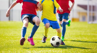Çocuk futbol oynuyorum. Futbol futbol gençlik için oyun. Okul futbol tourmanet çocuklar için