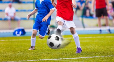 Gençlik Futbol Ligi. Eğitim ve futbol gençlik arasında futbol takımları maç. Futbol oyuncular topu tekmeleme çalışan.
