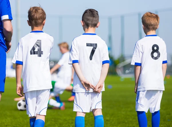 Equipa de Futebol Jovem a jogar Match. Jovens com treinador de futebol em Pitch . — Fotografia de Stock