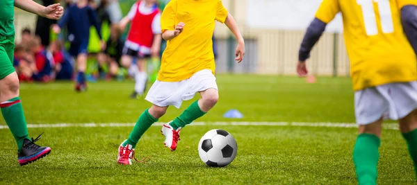 Småpojkar sparkar fotboll fotboll på idrottsplanen. Ungdom blå och gröna lag turnering konkurrens. Ungdoms fotboll fotboll bakgrund — Stockfoto