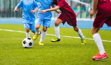 Futbol topu doğru çalışan genç futbol oyuncuları. Futbol futbol gençlik ekipleri için oyun. Çocuklar futbol maçı oyun