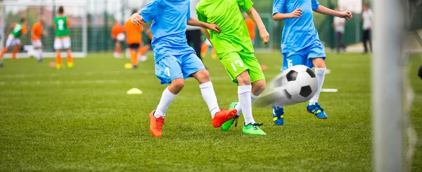 Bambini che giocano a calcio insieme; Bambini che giocano a calcio all'aperto — Foto Stock