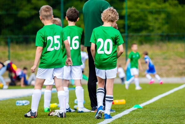 Jugendfußballmannschaft mit Trainer. Jungen als Reservespieler — Stockfoto