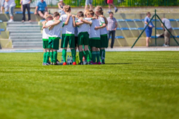 청소년 스포츠 팀;의 흐리게 축구 배경 청소년 축구 컵의 마지막 경기 전에 논의 하는 어린 소년 — 스톡 사진