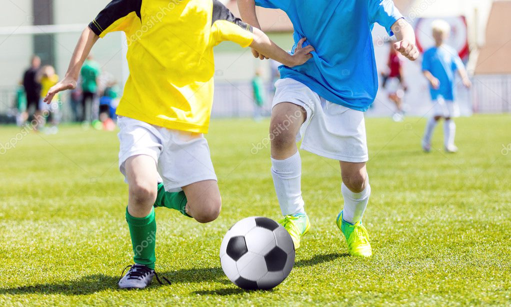 Dois jogadores de futebol a correr e a chutar uma bola de futebol. Pernas  de dois jovens jogadores de futebol em um jogo. Futebol europeu jovens  jogadores pernas em ação fotos, imagens