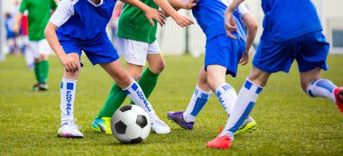 Futbol çocuklar için oyun. Çocukların futbol topu tekmeleme