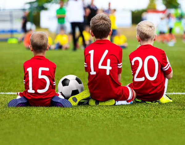 Děti fotbal fotbal hráče. Děti fotbalový tým. Mladí chlapci hrají fotbal na sportovní stadion — Stock fotografie