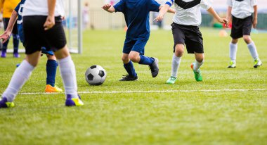 Spor sahasında maç oynayan genç futbolcular