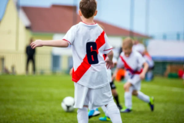 Abstrakte verschwommene Hintergrund des Sports Fußball. verschwommener Fußball-Hintergrund. Kinder beim Fußballspiel auf grünem Rasen. Jungen kicken Fußball — Stockfoto