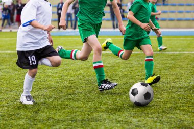 Futbol futbol oyun spor sahasında oynayan çocuklar
