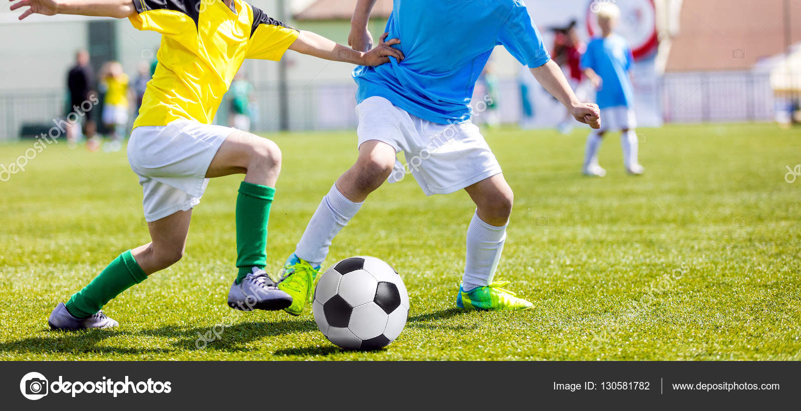 Futebol jogo de futebol para crianças. Rapazes a jogar futebol num torneio  escolar. Dinâmico, imagem de ação de crianças competição durante o jogo de  futebol. Esporte imagem de fundo . fotos, imagens