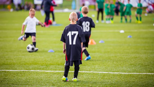 Football voetbalwedstrijd voor kinderen. kinderen spelen voetbal spel toernooi. lessen lichamelijke oefening op school — Stockfoto