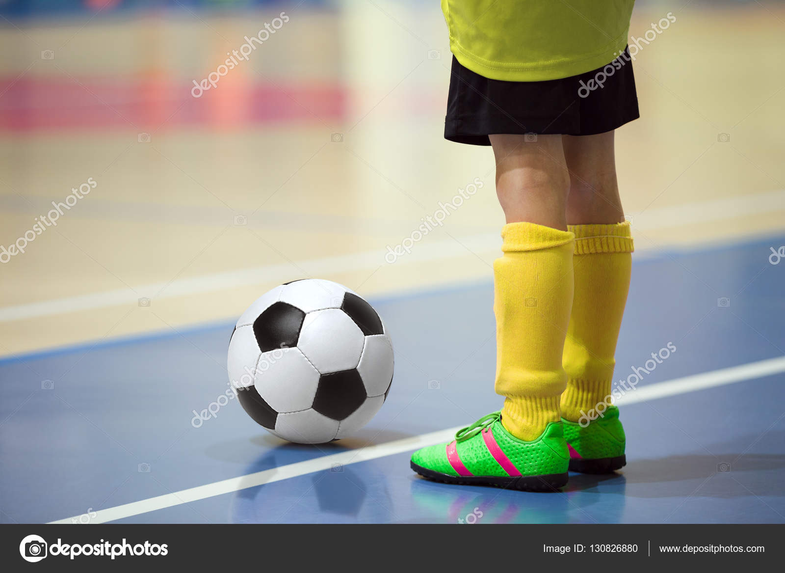 Treinamento futsal de futebol para crianças. Jovem jogador de