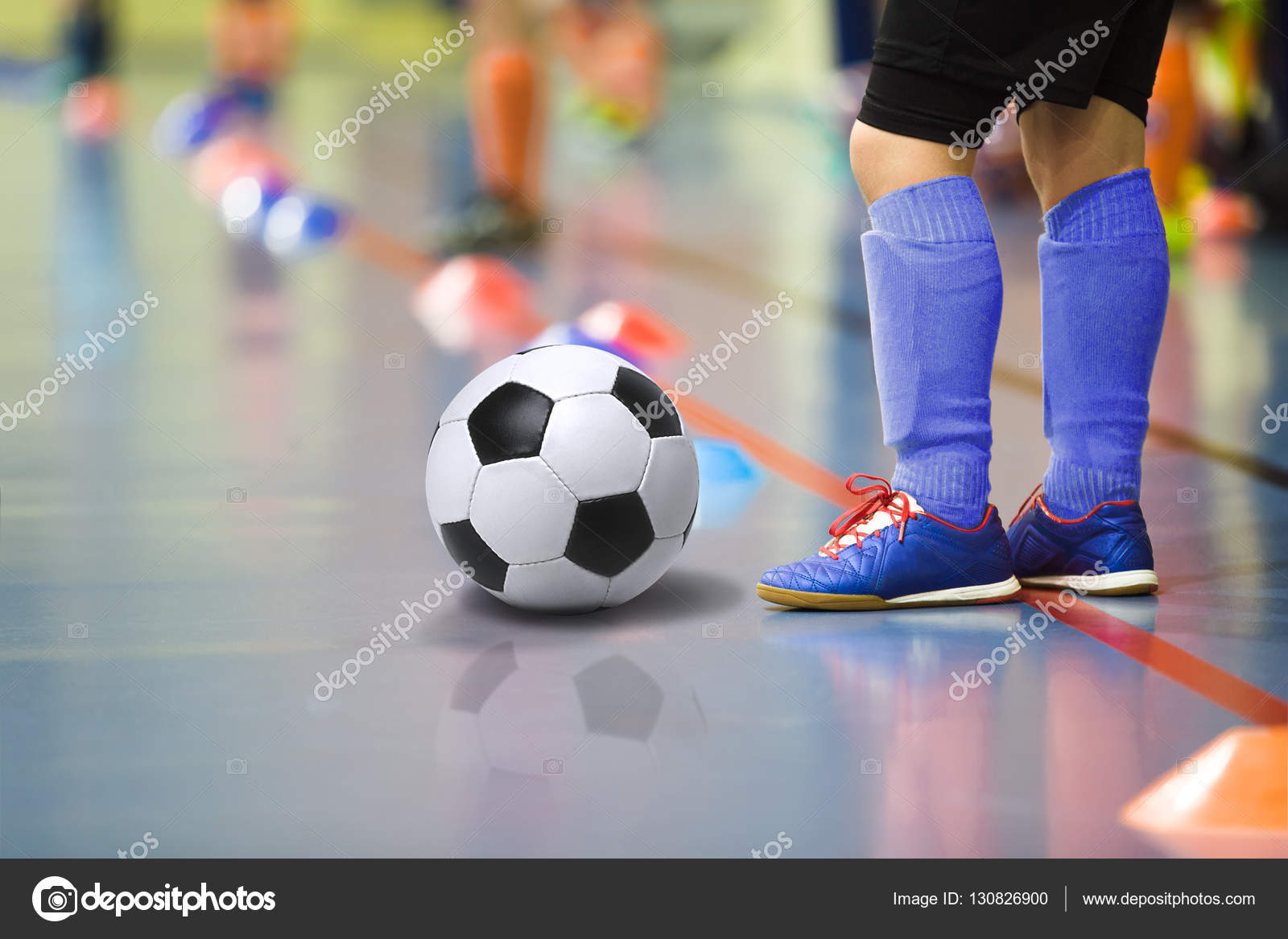 Treinamento futsal de futebol para crianças. Jovem jogador de