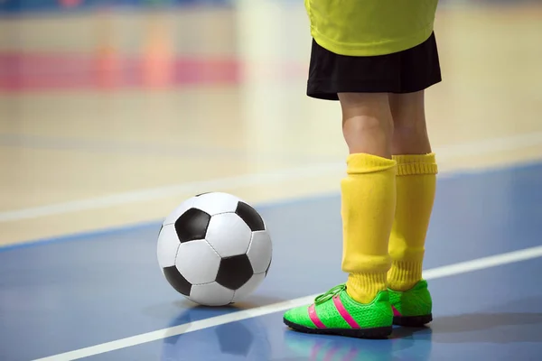 Voetbal futsal opleiding voor kinderen. Indoor voetbal talent met een voetbal in een sporthal. Speler in geel uniform. Sport achtergrond. — Stockfoto