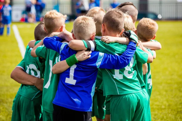 Young football soccer players in sportswear. Young sports team with football coach. Pep talk with coach before the final match. Soccer school tournament — Stock Photo, Image
