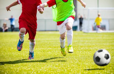 Çocuklar için futbol futbol maçı. Bir okul turnuva futbol oyunu oynarken çocuklar. Dinamik, eylem sırasında futbol oynayan çocuklar rekabet resmini. Spor arka plan görüntüsü
