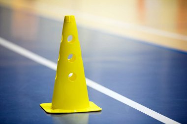 Eğitim futbol futsal kapalı spor salonu eğitim. Futbol koni ahşap spor katta. Futsal eğitim oturumu