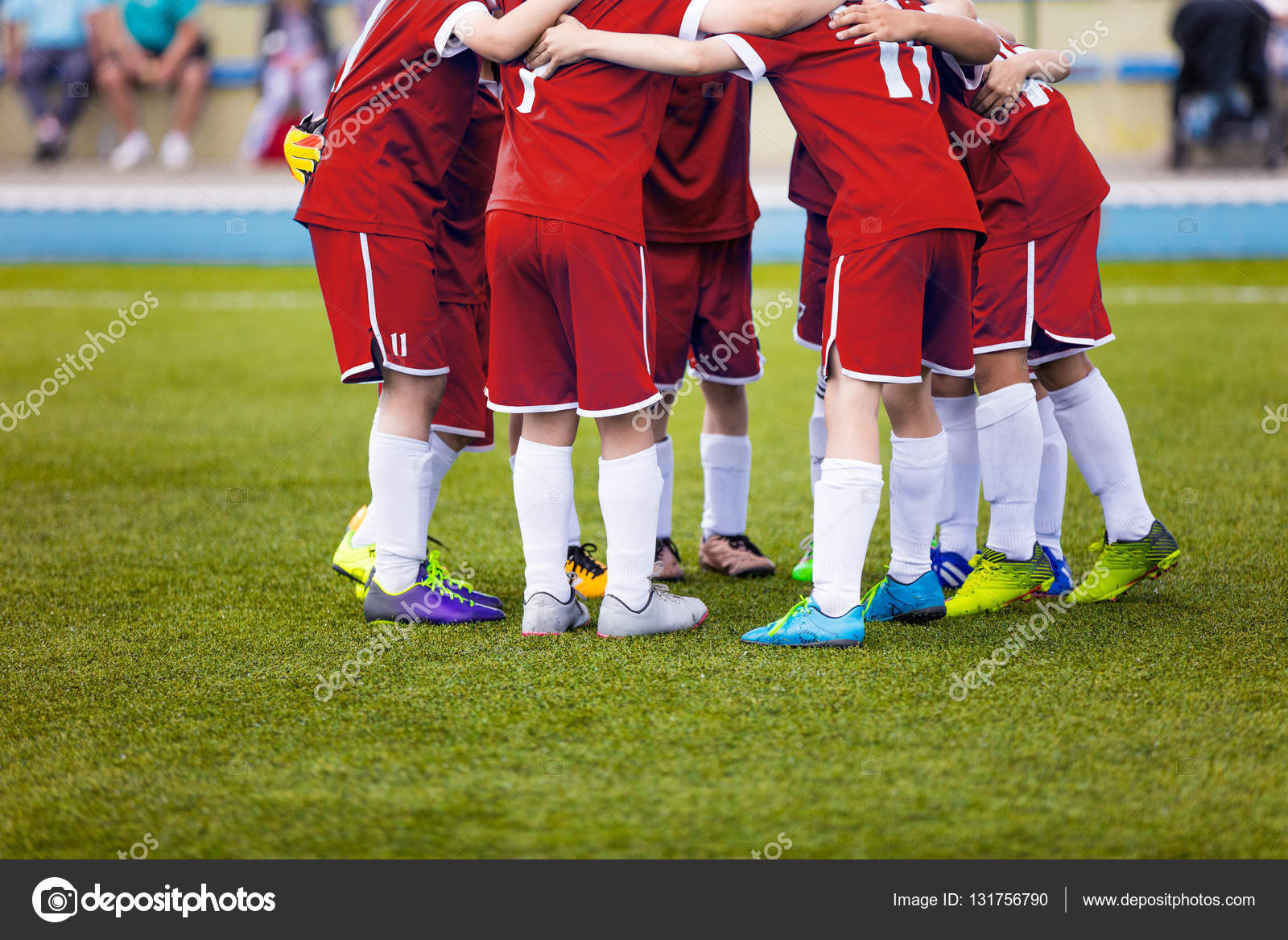 Futbolistas de fútbol joven en ropa deportiva roja. Equipo joven en ...