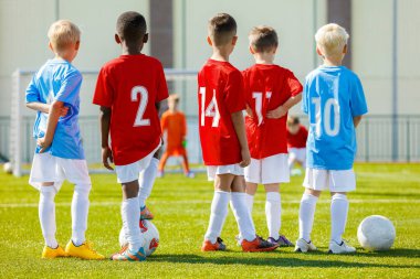 Çocuk futbol eğitimi. Gençlik futbol koçluk. Genç erkek futbol sahada eğitim