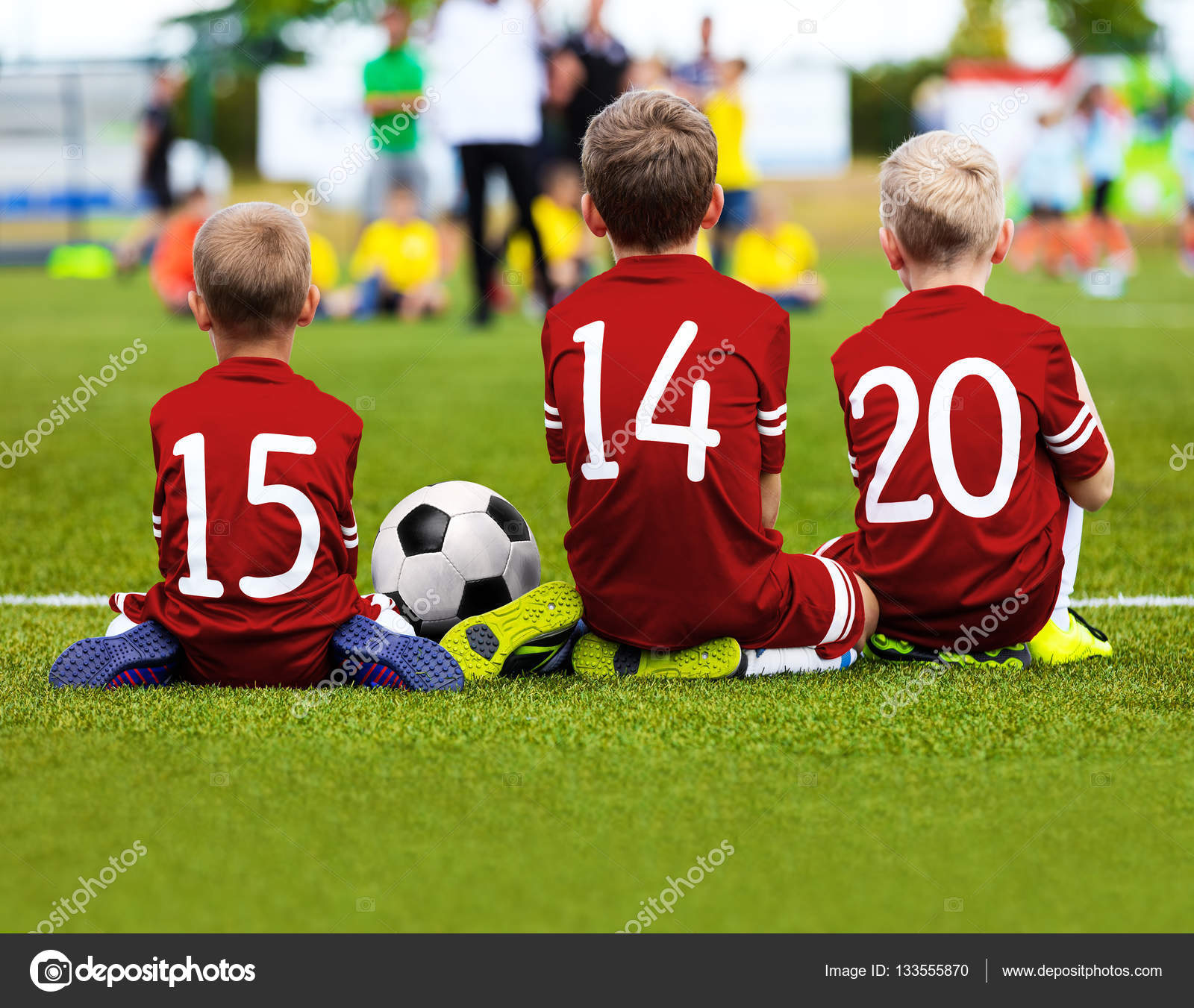 Equipo de futbol infantil jugando partido. Juego de futbol para ninos. Youn. Foto de stock 133555870 matimix
