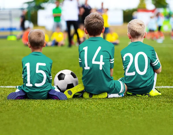 Equipa de Futebol Infantil a jogar Match. Jogo de futebol para crianças. Tu... — Fotografia de Stock