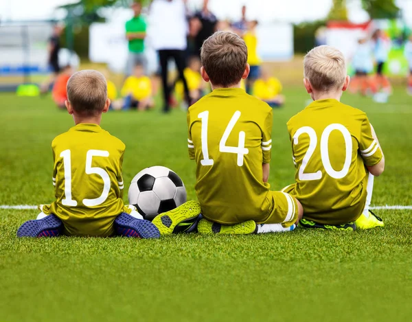 Het voetbalteam van de kinderen spelen Match. Football Game voor kinderen. Youn — Stockfoto