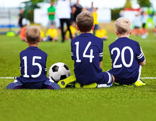 子供のサッカー チームが試合を再生します。子供のためのサッカー ゲーム。尹 — ストック写真