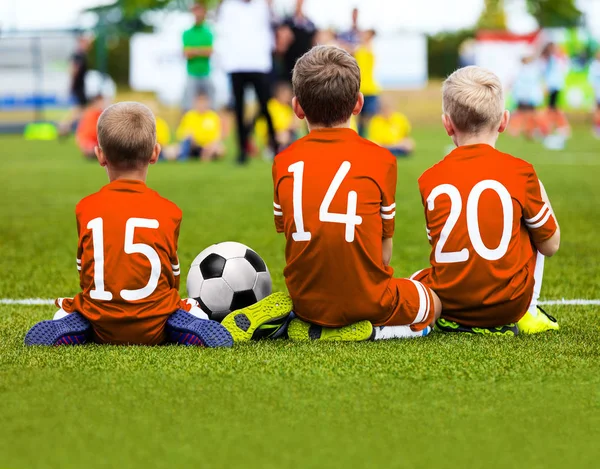 Het voetbalteam van de kinderen spelen Match. Football Game voor kinderen. Youn — Stockfoto