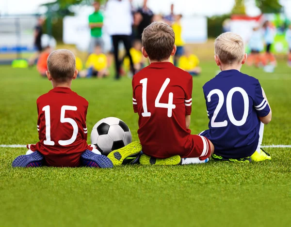 Equipo de fútbol infantil jugando partido. Juego de fútbol para niños. Youn. —  Fotos de Stock