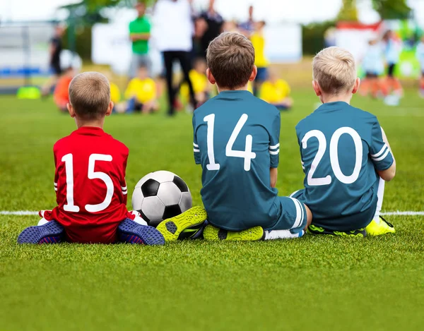 Equipa de Futebol Infantil a jogar Match. Jogo de futebol para crianças. Tu... — Fotografia de Stock