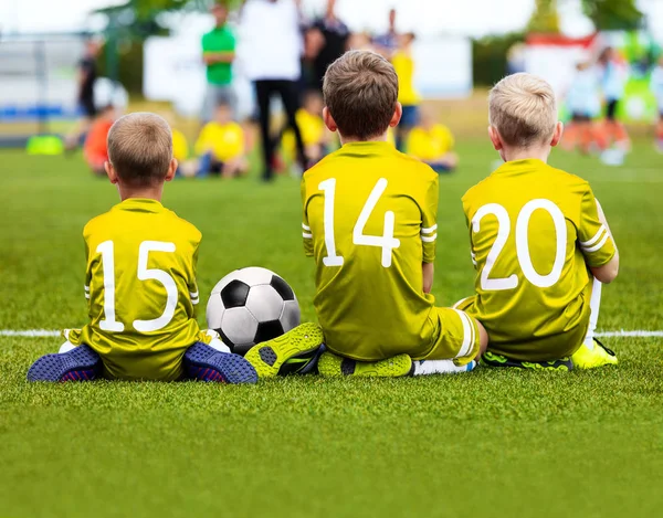 Equipa de Futebol Infantil a jogar Match. Jogo de futebol para crianças. Tu... — Fotografia de Stock