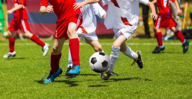 Futbol futbol tekme. Futbol oyuncuları düello. Çocuk spor sahada futbol oyun oynuyor. Futbol maçı yeşil çimenlerin üzerinde oynayın çocuklar. Gençlik futbol turnuvası takım Yarışması