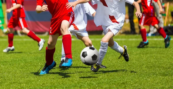 Football Soccer Kick. Football Players Duel. Enfants jouant au football sur le terrain de sport. Les garçons jouent au football match sur herbe verte. Compétition des équipes de tournois de football jeunesse — Photo