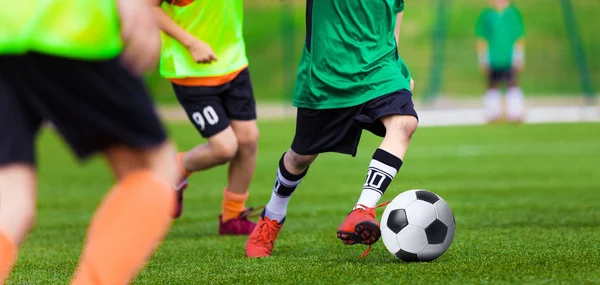 スポーツ フィールドでサッカー サッカー ゲームを遊ぶ子供たち。男の子は、緑の芝生でサッカーの試合を再生します。青年サッカーのトーナメント チーム大会。実行しているユース ・ サッカー選手 — ストック写真