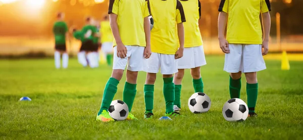 少年サッカーの育成します。スタジアムでサッカーを遊んでいる子供たち。サッカー選手のチーム。子供のためのサッカー トレーニング — ストック写真