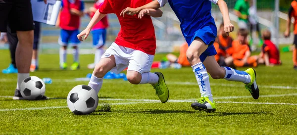 Partido de fútbol para niños. Niños jugando al torneo de fútbol. Chicos corriendo y pateando fútbol. Entrenador de fútbol juvenil en el fondo —  Fotos de Stock