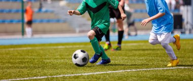 Çocuklar için futbol futbol maçı. Futbol oyun Turnuvası oynayan çocuklar. Çalışan ve futbol topu tekmeleme çocuklar. Futbol saha içinde belgili tanımlık geçmiş