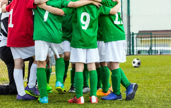 Dzieci w piłce nożnej z trenerem. Youth Soccer Club. Chłopcy stoją razem i motywowanie siebie przed rozpoczęciem turnieju finałowego meczu. Trener motywacyjny mowy dla dzieci — Zdjęcie stockowe