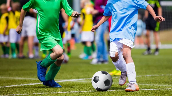 Fiatal Soccer labdarúgó-játékosoknak fut. Labdarúgók rúgás labdarúgó mérkőzés játék. Ifjúsági futball játékosok futás után a labdát. A háttérben labdarúgó-válogatott — Stock Fotó