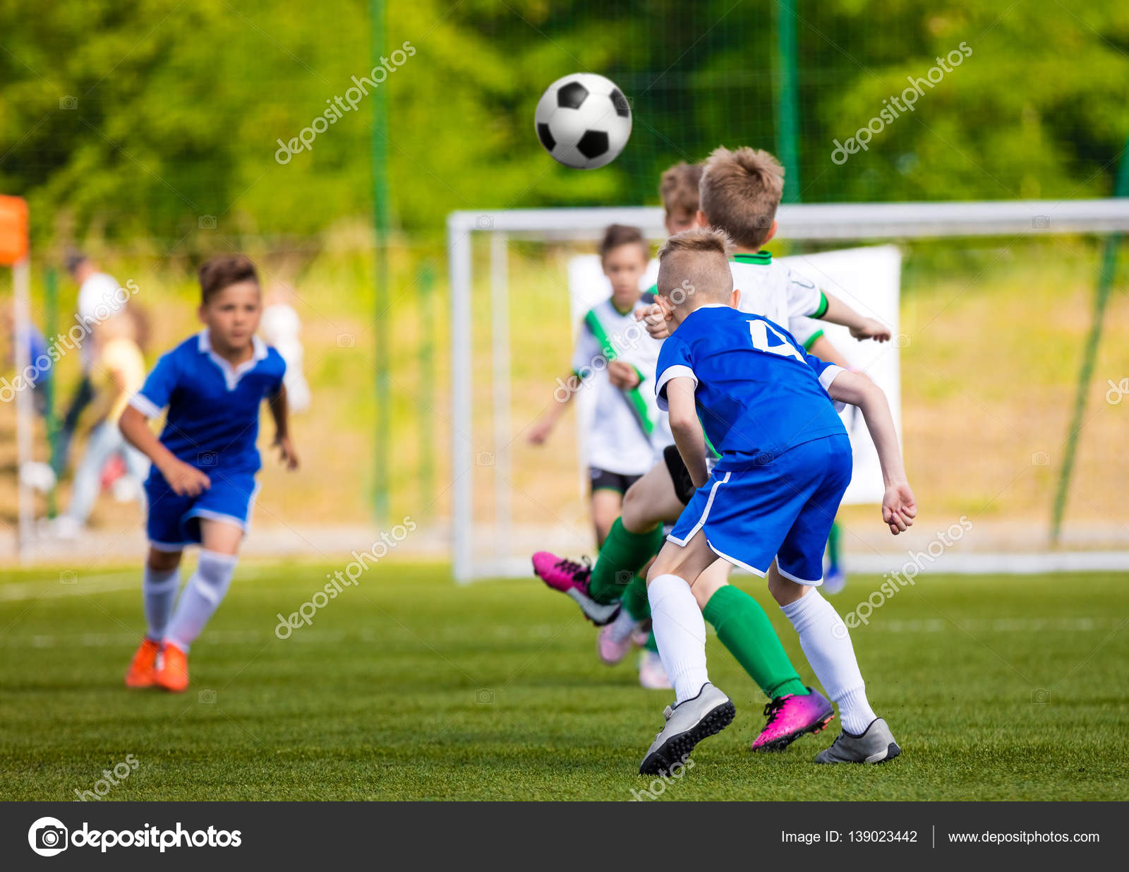 子どもたちは サッカー大会のサッカー トレーニング ピッチにサッカー少年 子供のサッカーの試合を蹴る ストック写真 C Matimix 子どもたちは サッカー大会のサッカー トレーニング ピッチにサッカー少年 子供のサッカーの試合を蹴る ストック写真 C Matimix
