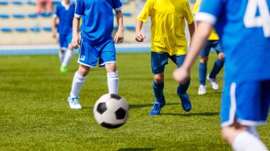 Futbol futbol maçı. Futbol oynayan çocuklar. Genç erkek spor sahada futbol topu tekmeleme. Sahada futbol turnuvası oyun oynayan çocuklar. Gençlik Avrupa Futbol maçı