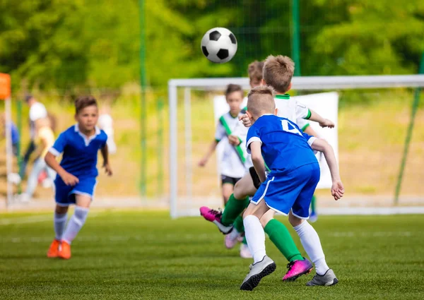 Partita del torneo di calcio per bambini. Ragazzi che allenano il calcio sul campo. Bambini calci gioco di calcio — Foto Stock