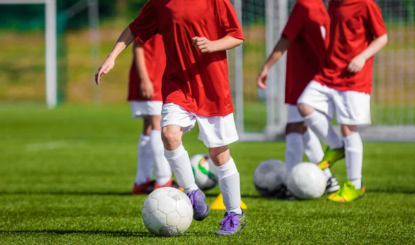 少年サッカーのフィールドでサッカーを育成します。子供サッカー トレーニング セッション — ストック写真