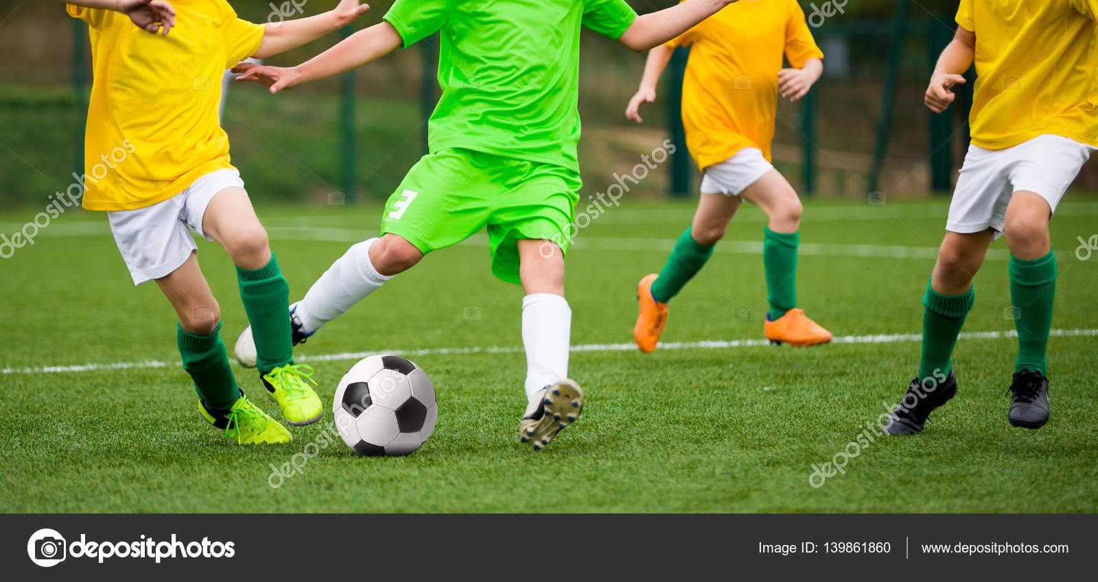 Meninos crianças jogando futebol, esporte, jogo, conjunto de
