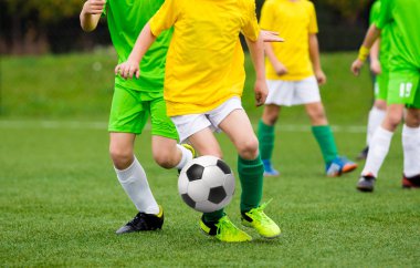 Futbol futbolcular top ile çalışıyor. Futbolcular sahada futbol maçı tekme. Genç Teen futbol oyunu. Gençlik spor arka plan