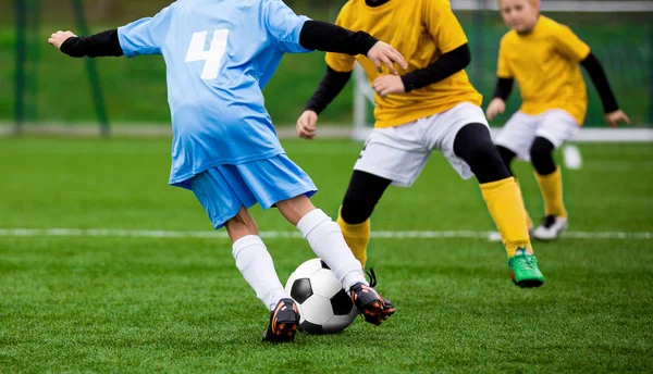 子供のサッカーのサッカー試合。子供たちのサッカー ゲーム大会です。少年スポーツにフットボールを蹴るして草原します。 — ストック写真