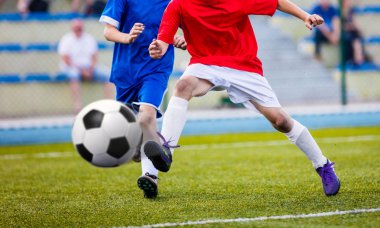 Futbol futbol tekme. Sahada futbol topu tekmeleme çocuklar