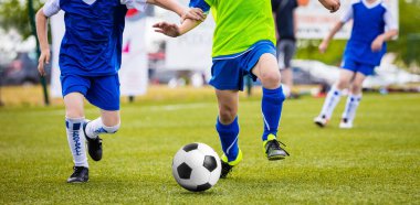 Çocuk gençlik takımlar için futbol eğitim maç. Çalışan ve sahada futbol topu tekmeleme genç erkek